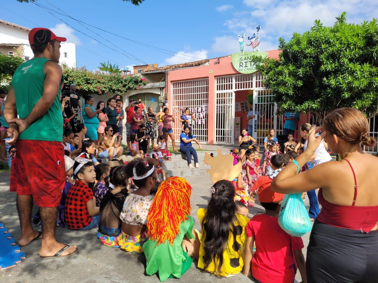 A Creche Santa Rita de Cássia atende 80 crianças de 3 a 5 anos. Elas ficam nesse espaço em horário integral- das 8 às 16 horas